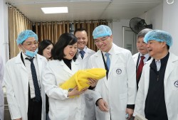 Đón những "rắn nhỏ" chào đời lúc Giao thừa