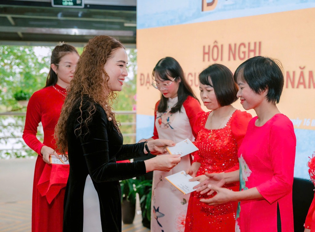 Bà Nguyễn Hương Giang - Phó Giám đốc Công ty Tân Đệ trao thưởng cán bộ, công nhân viên công ty