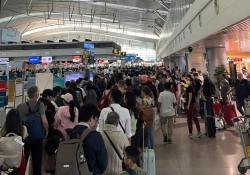 Sân bay Tân Sơn Nhất chật kín khách trở về sau Tết