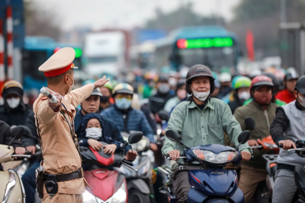 Cảnh sát giao thông ứng trực bảo đảm giao thông dịp nghỉ Tết Nguyên đán
