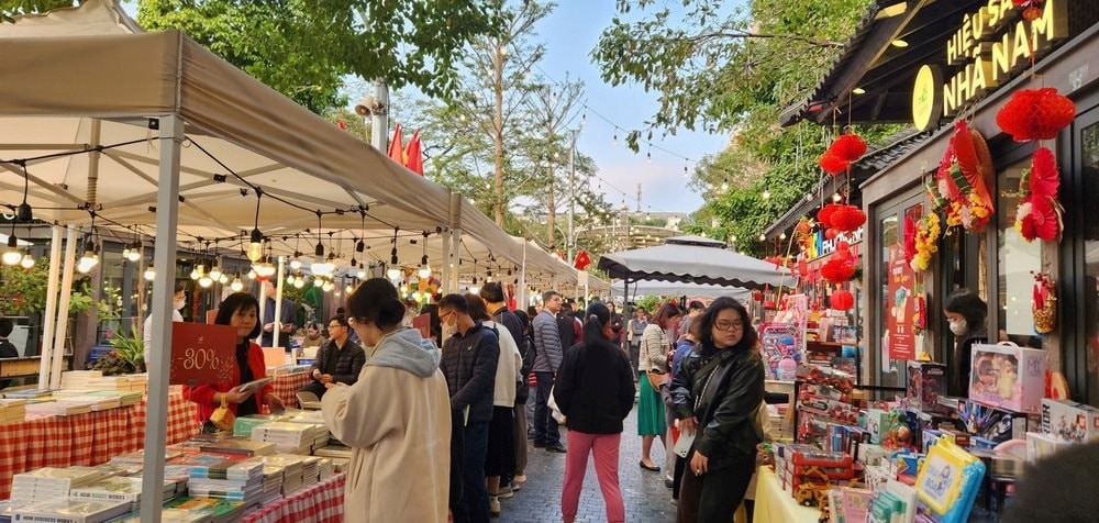 Nhân dân Thủ đô đón Tết trong không khí vui tươi, an toàn