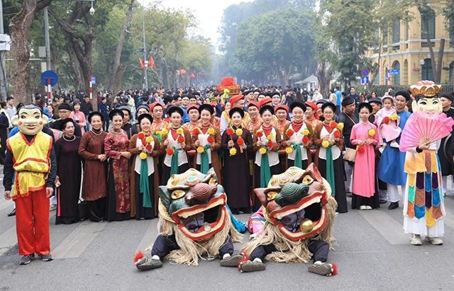 Người dân và du khách đón Tết Ất Tỵ vui tươi, lành mạnh