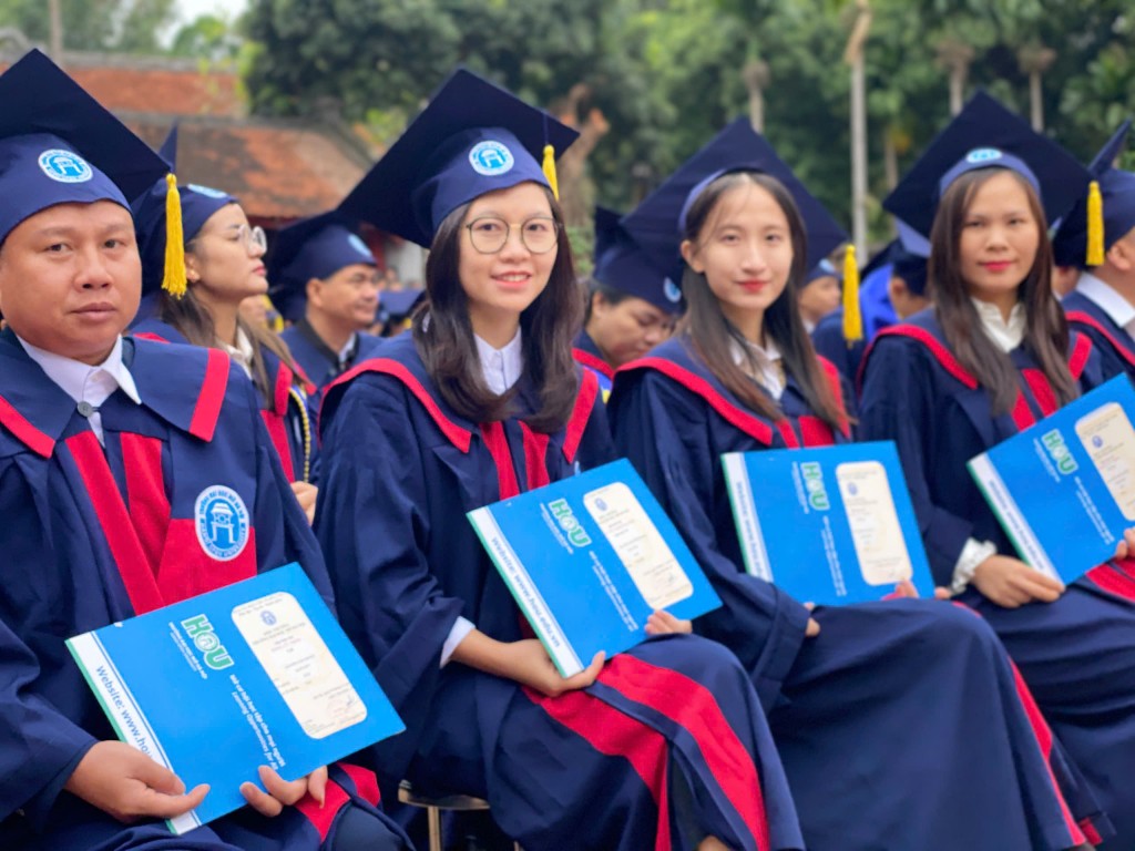 Các tân cử nhân Trường Đại học Mở Hà Nội