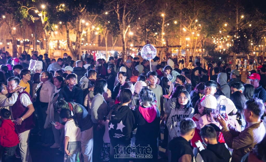 Hàng nghìn du khách đổ về Măng Đen trong ngày đầu năm mới