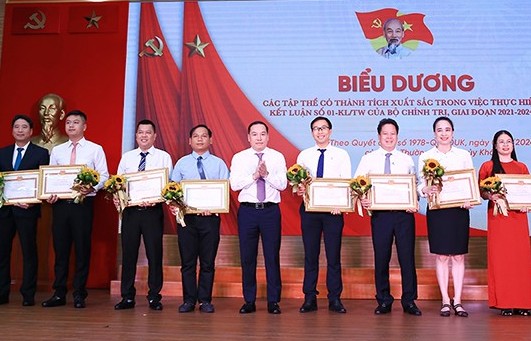 Tự hào 95 mùa Xuân có Đảng quang vinh