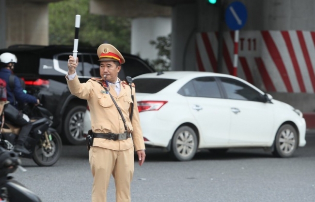 Người dân ùn ùn quay trở lại Thủ đô sau kỳ nghỉ Tết