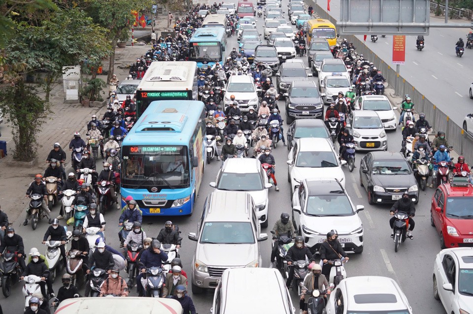 Người dân ùn ùn quay trở lại Thủ đô sau kỳ nghỉ Tết