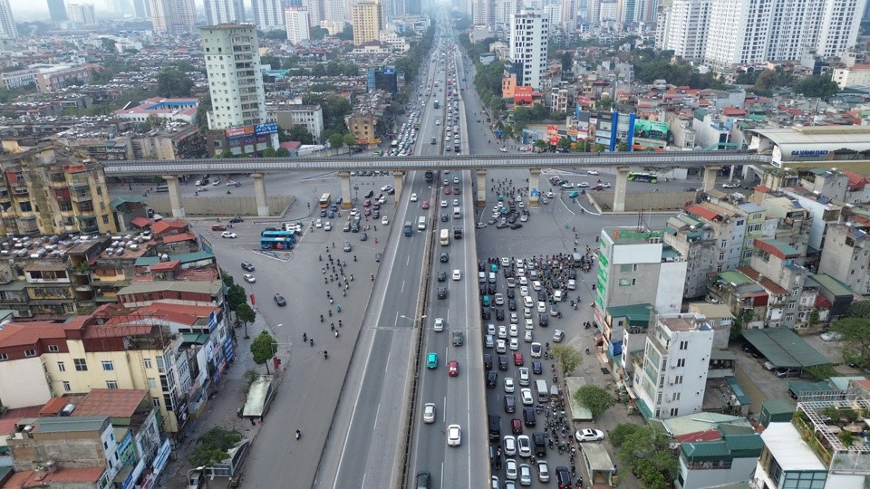 Người dân ùn ùn quay trở lại Thủ đô sau kỳ nghỉ Tết