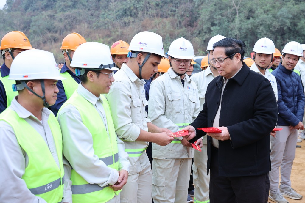 Thủ tướng tặng quà, mừng tuổi cán bộ, người lao động đang thi công trên công trường dự án đường bộ cao tốc Đồng Đăng (Lạng Sơn) - Trà Lĩnh (Cao Bằng) - Ảnh: VGP/Nhật Bắc