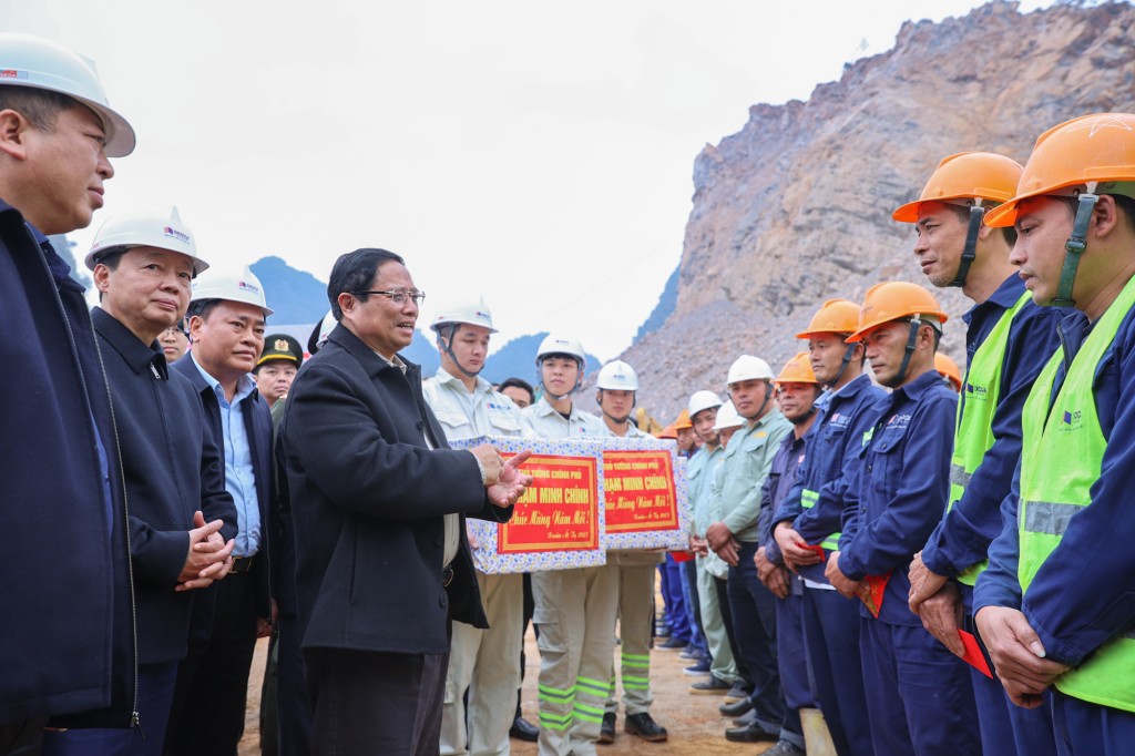 Thủ tướng trò chuyện, động viên cán bộ, người lao động đang thi công trên công trường - Ảnh: VGP/Nhật Bắc