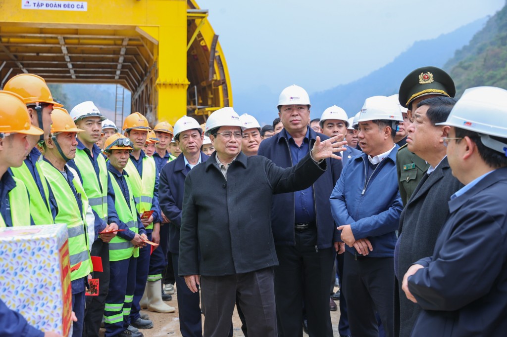 Thủ tướng động viên, giao nhiệm vụ cho cán bộ, người lao động đang thi công dự án - Ảnh: VGP/Nhật Bắc