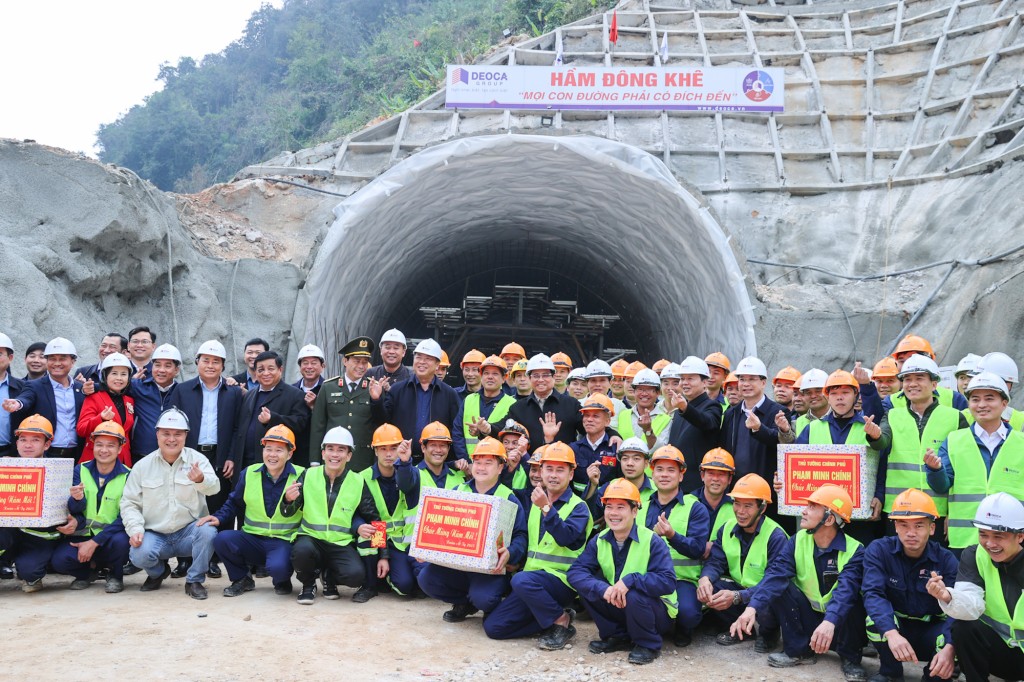 Thủ tướng và các cán bộ, người lao động đang thi công trên công trường dự án - Ảnh: VGP/Nhật Bắc