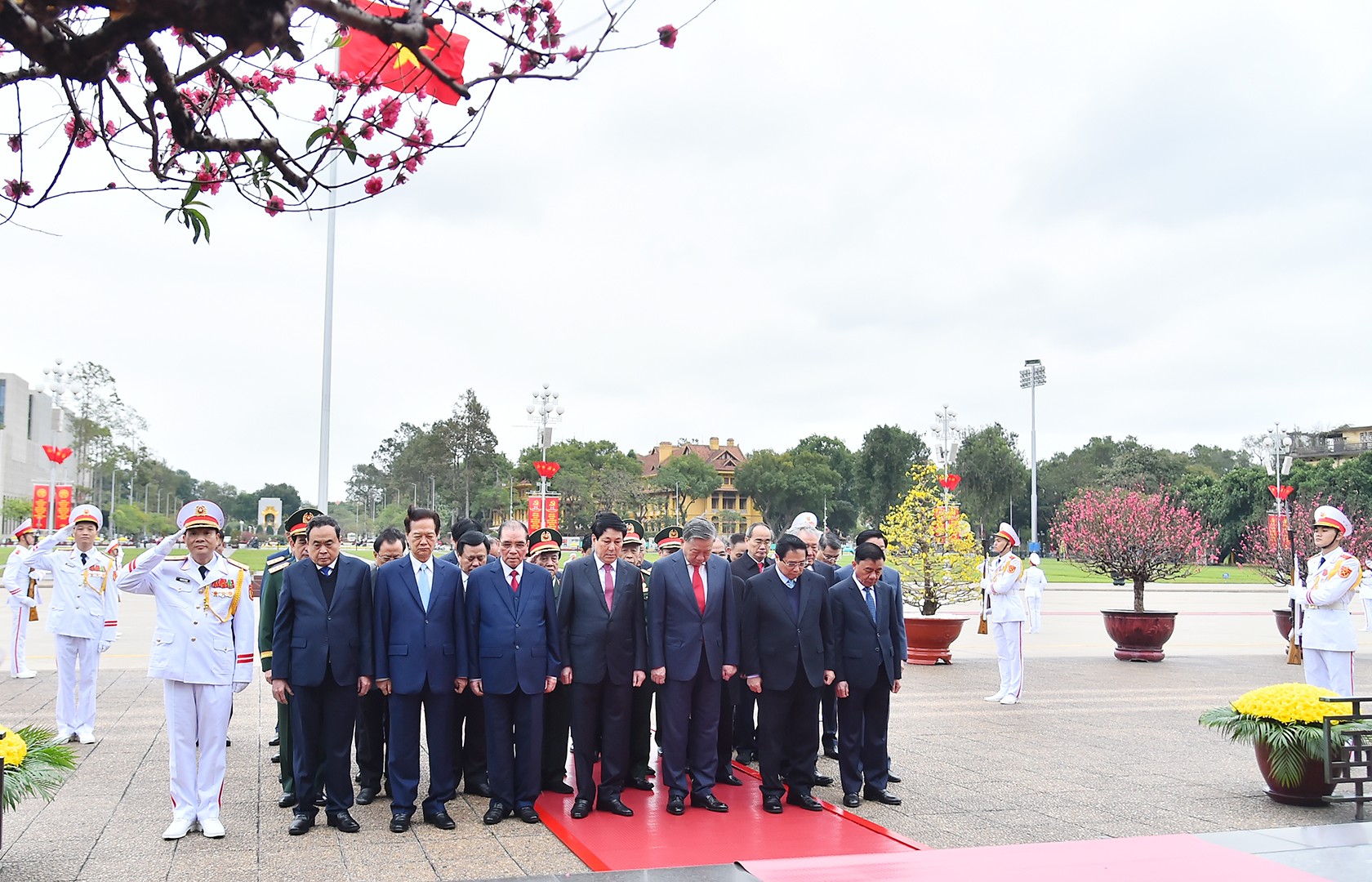 Các đồng chí lãnh đạo, nguyên lãnh đạo Đảng, Nhà nước vào Lăng viếng Chủ tịch Hồ Chí Minh