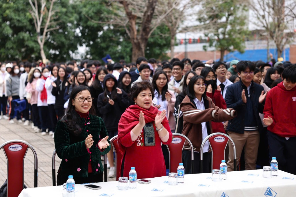 Trang trọng, ý nghĩa buổi sinh hoạt “Dưới lá cờ vẻ vang của Đảng”