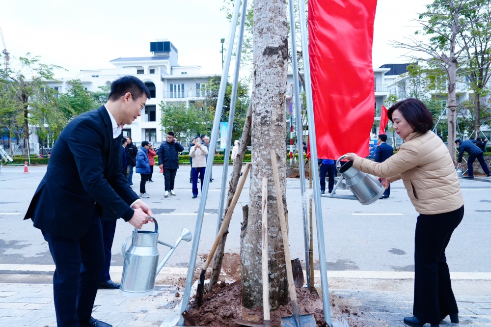 Bí thư Quận uỷ Tây Hồ trồng cây xanh trong lễ phát động Tết trồng cây