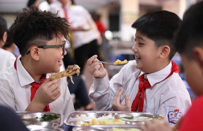 Bữa trưa miễn phí cho học sinh: Chủ trương đúng, lợi ích dài lâu