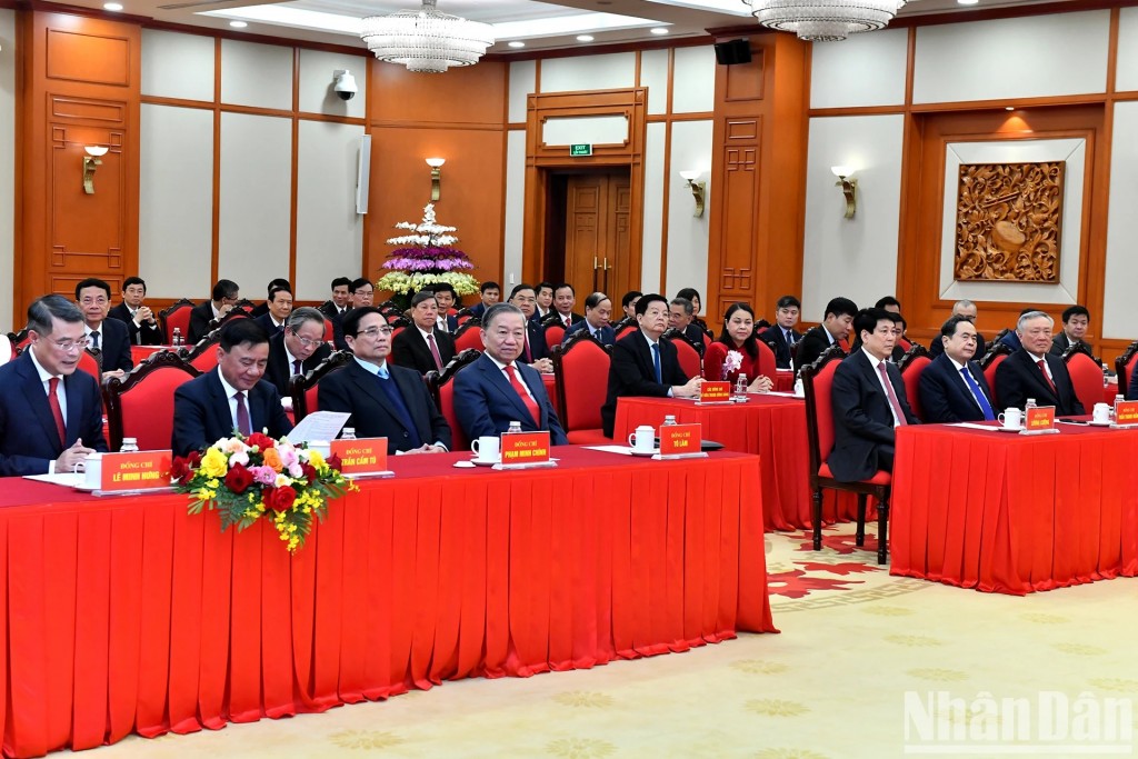 Tổng Bí thư Tô Lâm trao quyết định thành lập các Đảng bộ trực thuộc Trung ương Tổng Bí thư Tô Lâm trao quyết định thành lập các Đảng bộ trực thuộc Trung ương