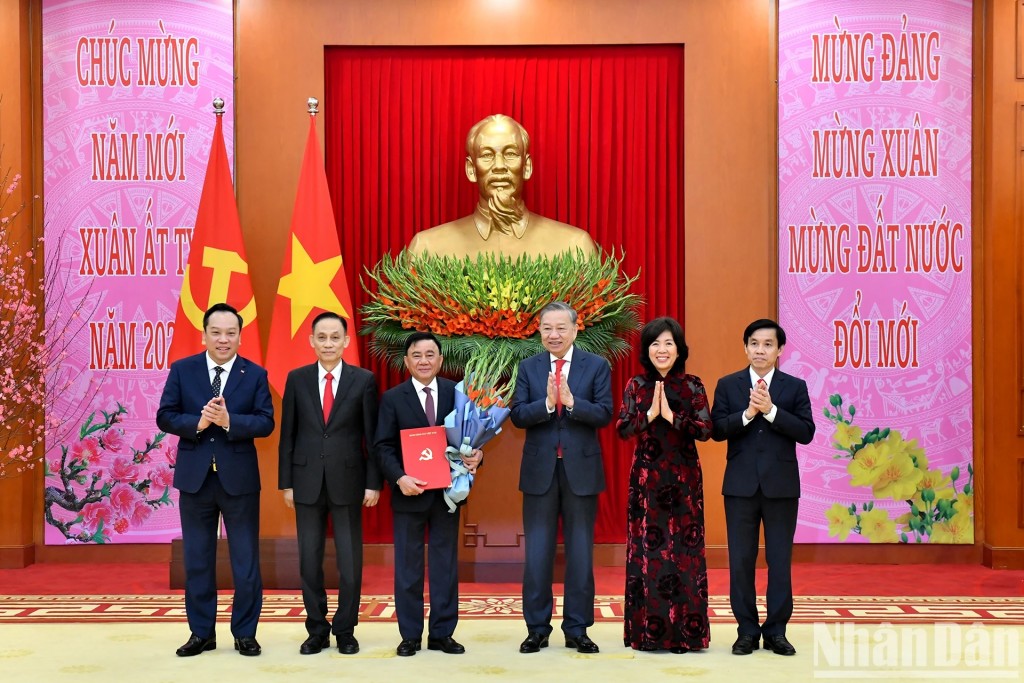 Tổng Bí thư Tô Lâm trao quyết định thành lập các Đảng bộ trực thuộc Trung ương Tổng Bí thư Tô Lâm trao quyết định thành lập các Đảng bộ trực thuộc Trung ương