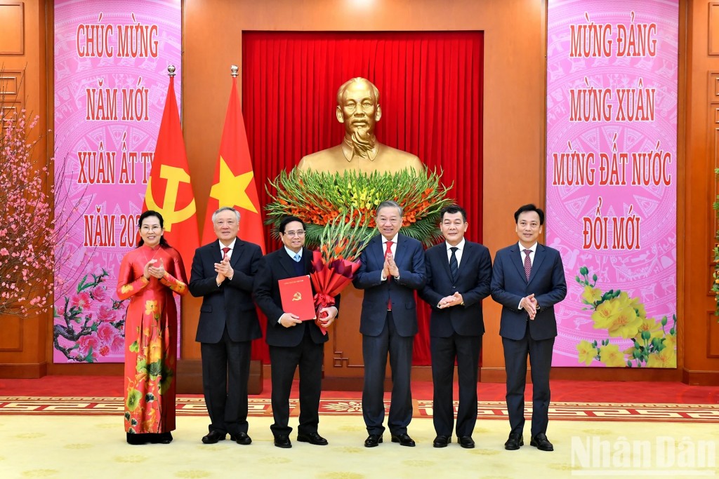 Tổng Bí thư Tô Lâm trao quyết định thành lập các Đảng bộ trực thuộc Trung ương Tổng Bí thư Tô Lâm trao quyết định thành lập các Đảng bộ trực thuộc Trung ương
