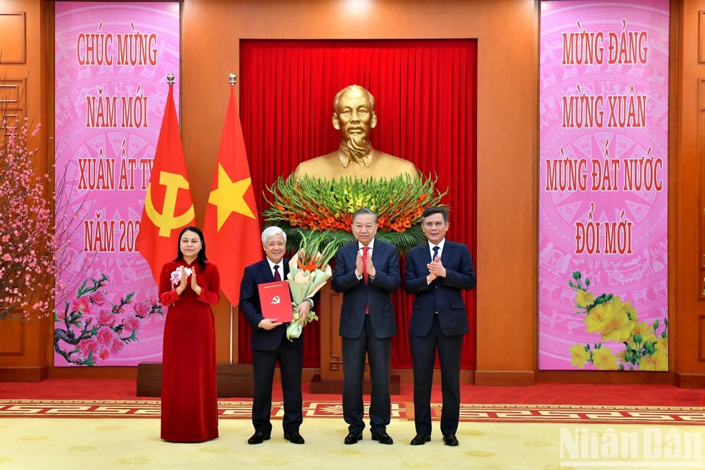 Tổng Bí thư Tô Lâm trao quyết định thành lập các Đảng bộ trực thuộc Trung ương Tổng Bí thư Tô Lâm trao quyết định thành lập các Đảng bộ trực thuộc Trung ương