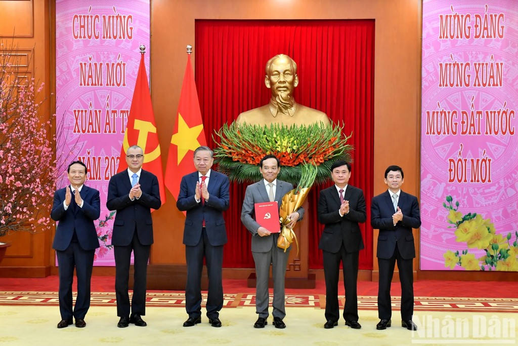 Tổng Bí thư Tô Lâm trao quyết định thành lập các Đảng bộ trực thuộc Trung ương Tổng Bí thư Tô Lâm trao quyết định thành lập các Đảng bộ trực thuộc Trung ương