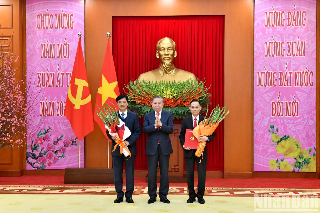 Tổng Bí thư Tô Lâm trao quyết định thành lập các Đảng bộ trực thuộc Trung ương Tổng Bí thư Tô Lâm trao quyết định thành lập các Đảng bộ trực thuộc Trung ương