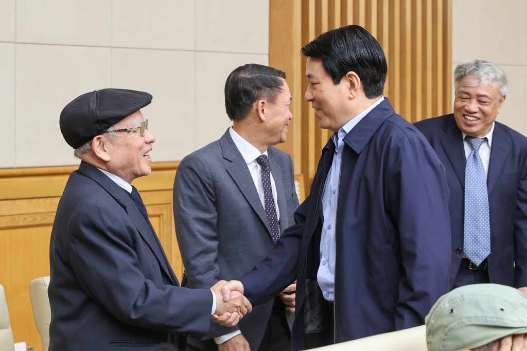 Chủ tịch nước Lương Cường trò chuyện với các đồng chí lãnh đạo, nguyên lãnh đạo Đảng, Nhà nước - Ảnh: VGP/Nhật Bắc