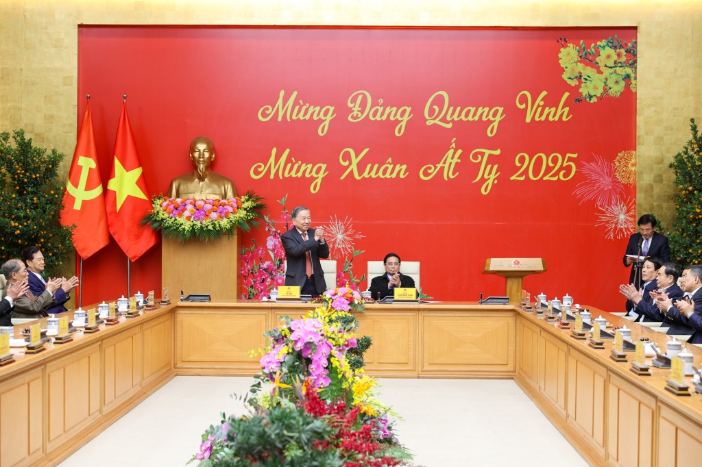 Chính phủ tiếp tục phát huy tinh thần đoàn kết, quyết tâm vượt qua thách thức