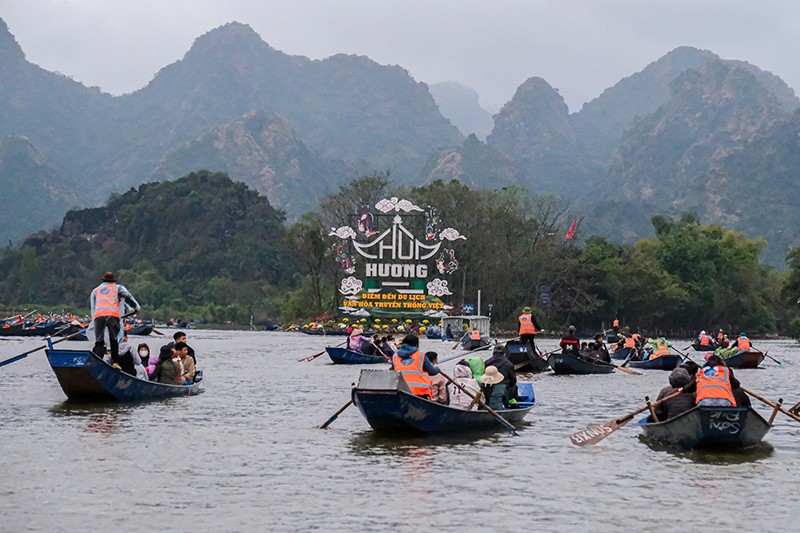 Xuồng đò ngược dòng suối Yến, đưa du khách trẩy hội chùa Hương năm 2025