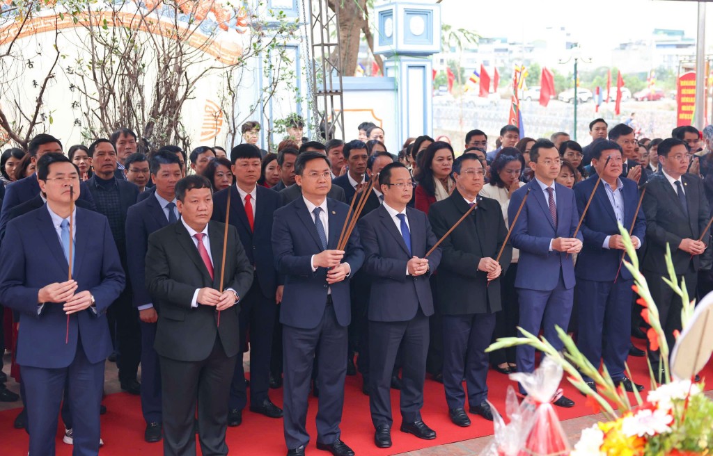 Các vị đại biểu dâng hương tại đền thờ Tiên triết Chu Văn An. Ảnh: Thanh Tùng