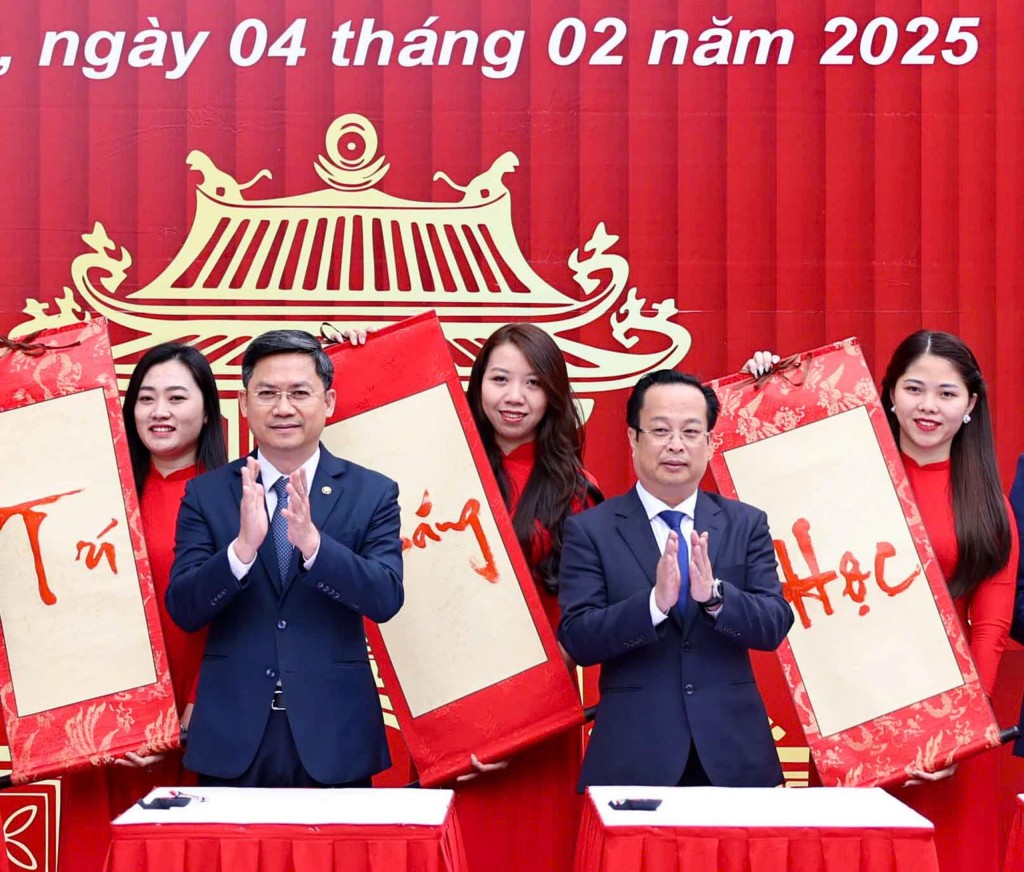 Khai bút đầu xuân tại đền thờ Tiên triết Chu Văn An