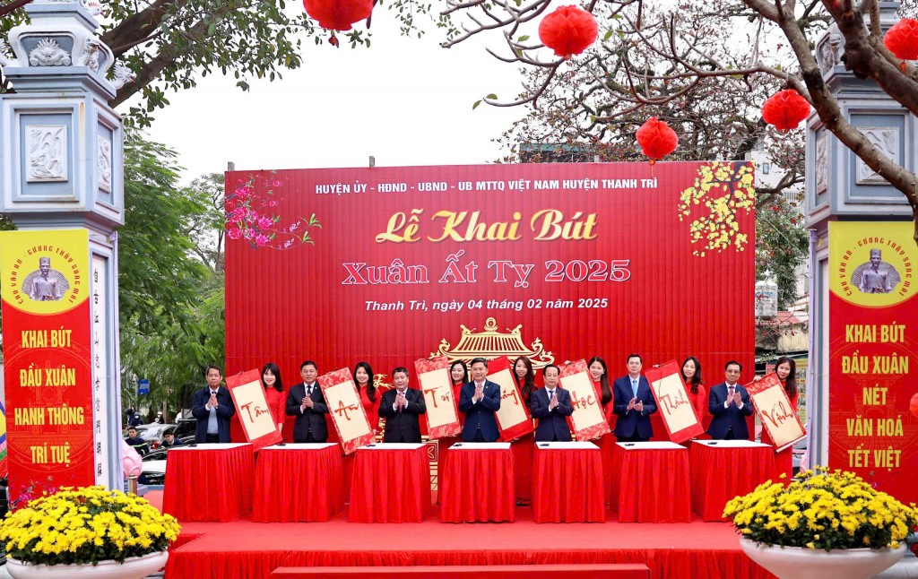 Khai bút đầu xuân tại đền thờ Tiên triết Chu Văn An