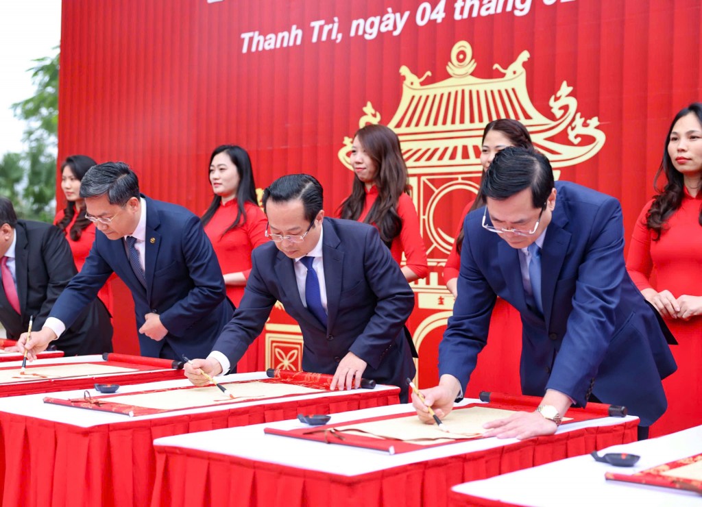 Các đại biểu khai bút đầu xuân. Ảnh: Thanh Tùng