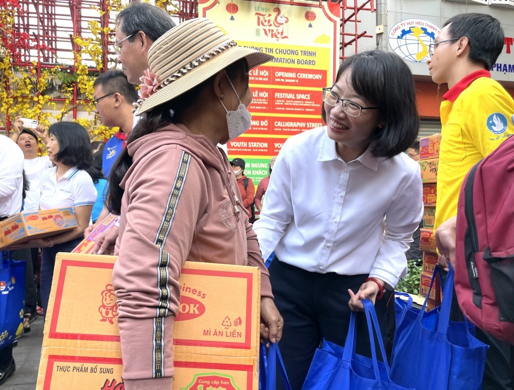 hó Chủ tịch UBND TP Hồ Chí Minh Trần Thị Diệu Thúy tặng quà cho bà con về quê ăn Tết