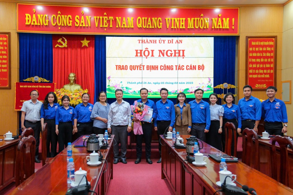 Lãnh đạo Tỉnh Đoàn và Thành ủy Dĩ An chụp ảnh lưu niệm cùng tân Bí thư Đoàn TNCS Hồ Chí Minh TP Dĩ An.