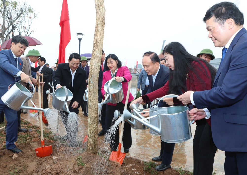 Bí thư Thành ủy Hà Nội trồng cây Xuân Ất Tỵ tại huyện Thường Tín