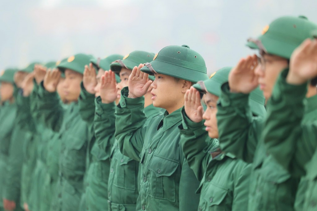 Gác lại chuyện riêng, tình nguyện lên đường nhập ngũ