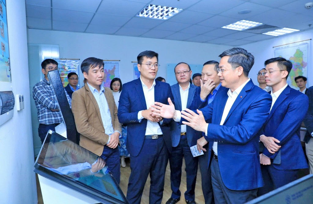 Các đại biểu tham quan mô hình số hóa tại Trung tâm Phục vụ hành chính công thành phố Hà Nội