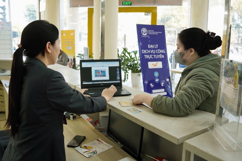 Khách hàng làm dịch vụ cấp phiếu lý lịch tư pháp tại Bưu cục Hà Đông, số 4 Quang Trung, quận Hà Đông. Ảnh: Quốc Bảo