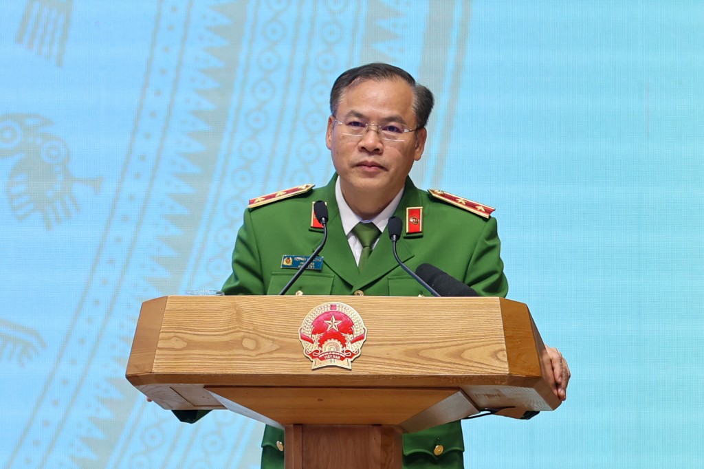 Thứ trưởng Bộ Công an Nguyễn Văn Long báo cáo tại hội nghị - Ảnh: VGP/Nhật Bắc
