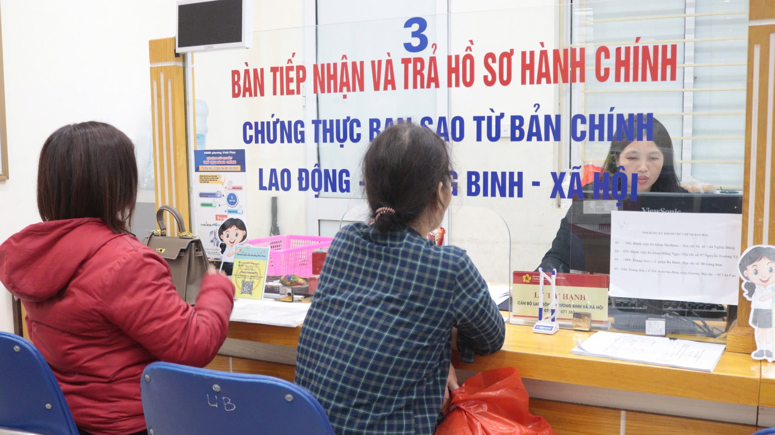 Không khí làm việc nhanh chóng, không đợi chờ tại bàn thủ tục lao động – thương binh – xã hội của bộ phận Một cửa phường Vĩnh Phúc (quận Ba Đình).