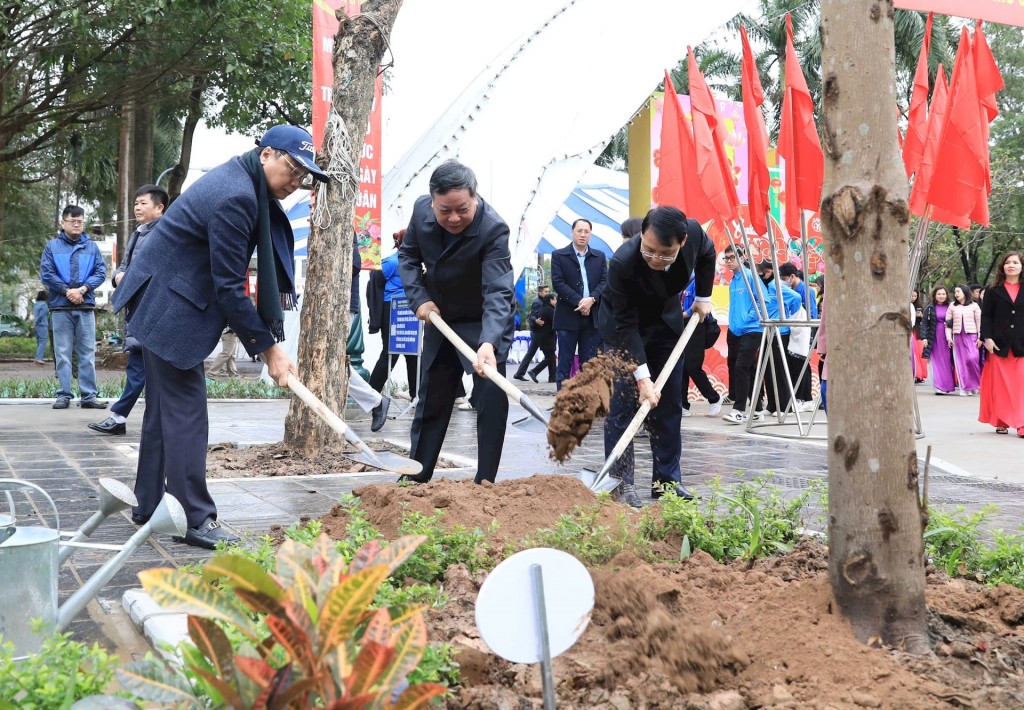 Quận Hai Bà Trưng phát động Tết trồng cây Xuân Ất Tỵ 2025