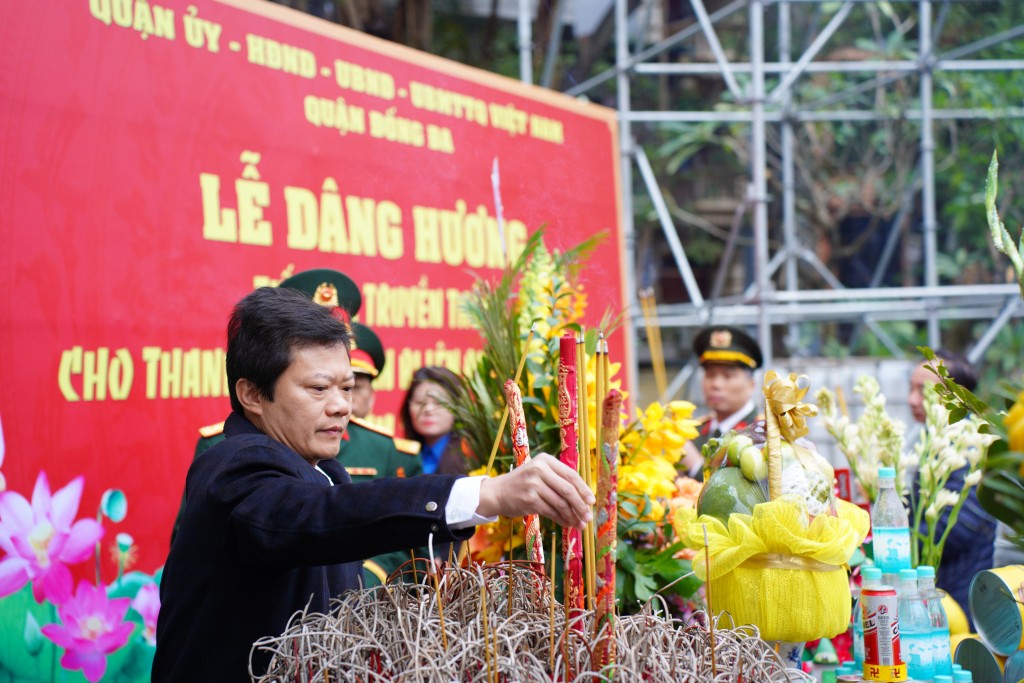 Các đại biểu và 105 tân binh nhập ngũ năm 2025 dâng hương tại tượng đài vua Quang Trung