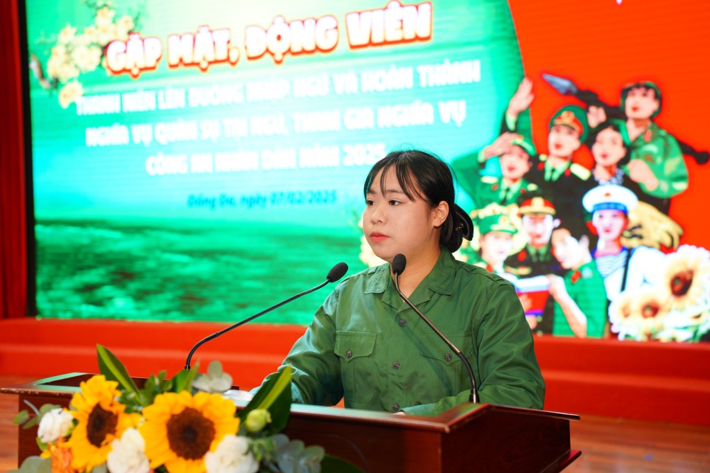 Tân binh Trần Phương Anh (phường Láng Hạ, Hà Nội) đã viết đơn tình nguyện lên đường nhập ngũ nối tiếp truyền thống gia đình