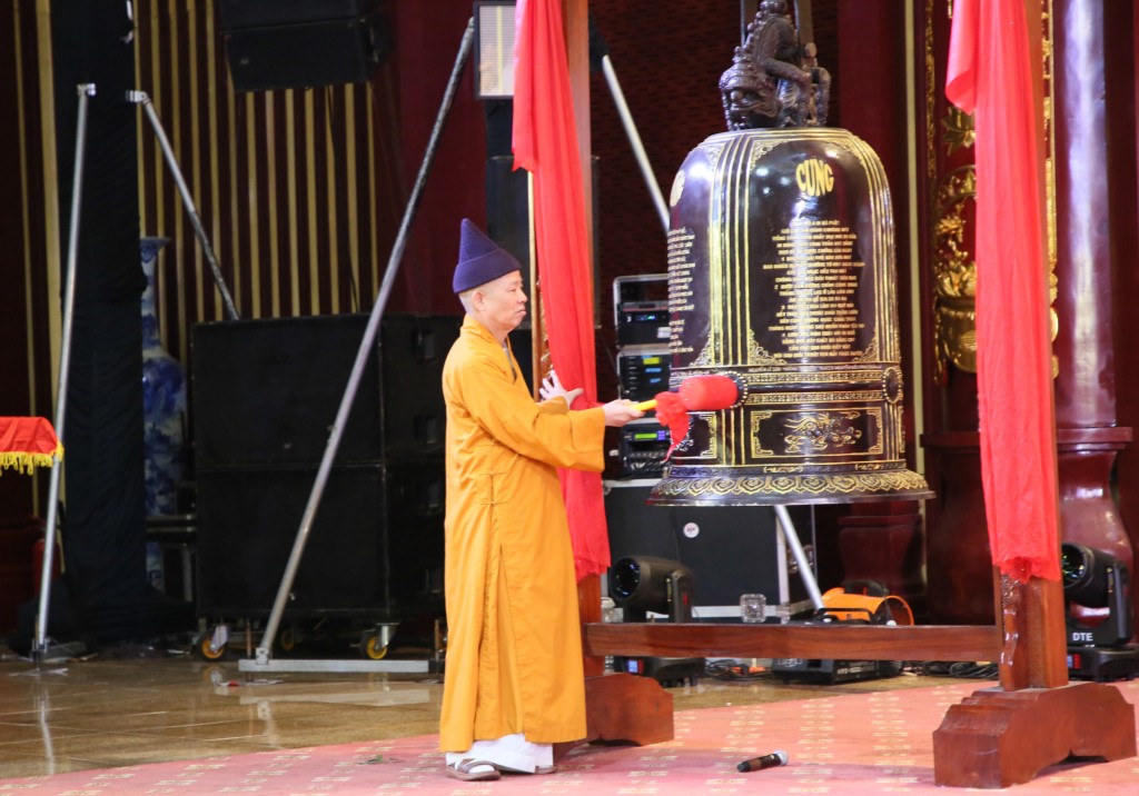 Hòa Thượng Thích Thanh Quyết, Phó Chủ tịch Hội đồng Trị sự Trung ương Giáo hội Phật giáo Việt Nam, Trưởng Ban Trị sự Giáo hội Phật giáo tỉnh Quảng Ninh, thỉnh chuông khai hội.