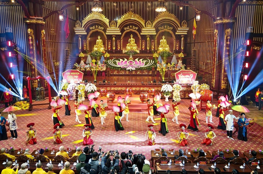 Chương trình biểu diễn nghệ thuật được thực hiện quy mô, chuyên nghiệp.