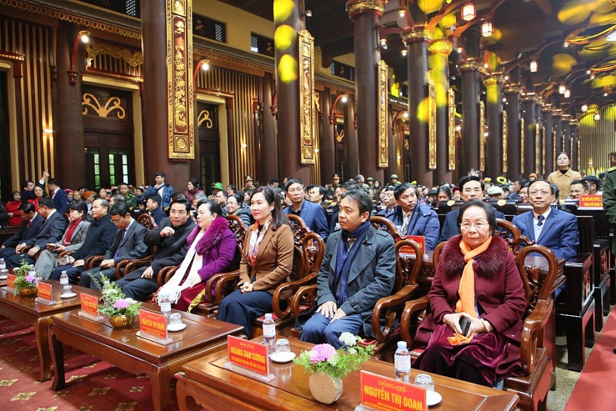 Các đại biểu tham dự lễ khai hội.