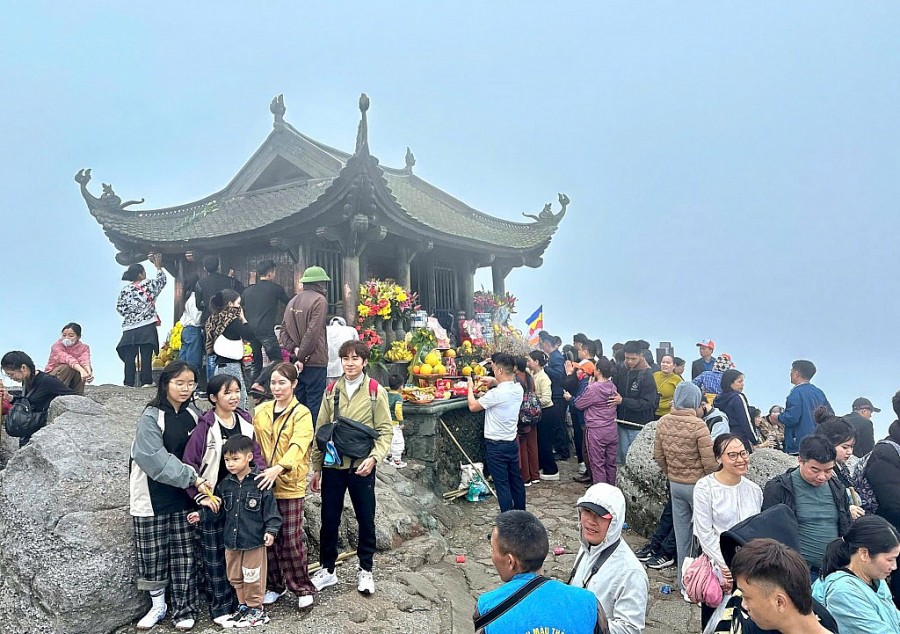 Hàng vạn Phật tử, du khách dự Khai hội Xuân Yên Tử