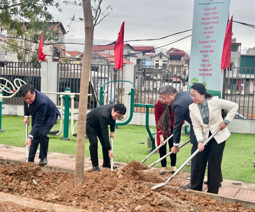 Lãnh đạo Hội Nông dân Việt Nam, thành phố Hà Nội và các đại biểu trồng cây đầu xuân tại nhà văn hóa thôn 9, xã Phụng Thượng (huyện Phúc Thọ).