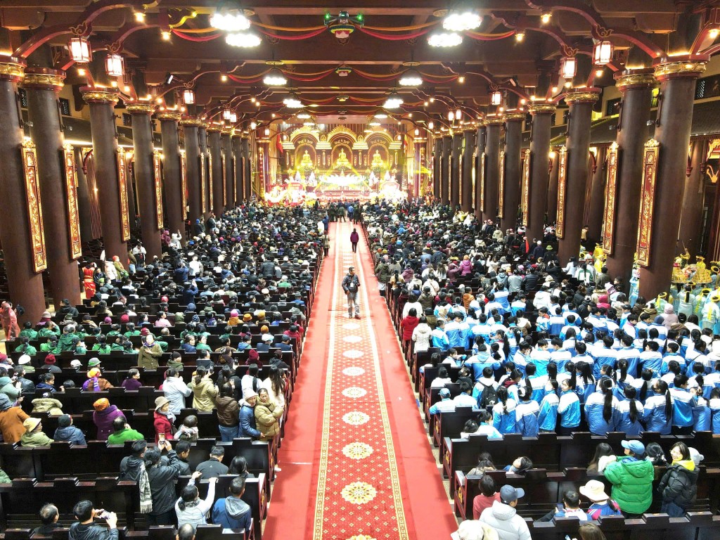 Đông đảo tăng ni, Phật tử trong và ngoài tỉnh đến tham dự khai hội.